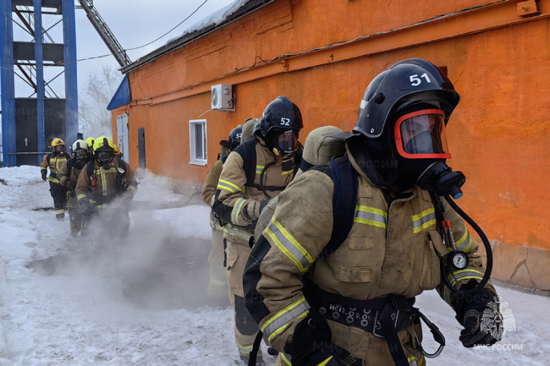 «Войти в огонь» должен каждый.... Саратовские пожарные на этой неделе проходят огневую полосу